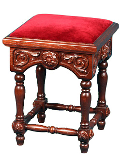 Пуфик резной с бархатной обтяжкой.