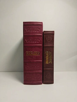 Подарочный набор книг в кожаном переплете: Библия 03.10 и Новый Завет 07.17 бордовый Подарочный набор книг в кожаном переплете: Библия 03.10 и Новый Завет 07.17 бордовый