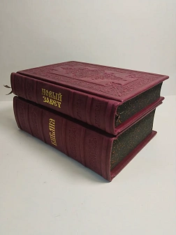 Подарочный набор книг в кожаном переплете: Библия 03.10 и Новый Завет 07.01 бордовый Подарочный набор книг в кожаном переплете: Библия 03.10 и Новый Завет 07.01 бордовый