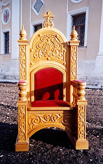 Трон с резной спинкой усложненный.