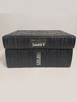 Подарочный набор книг в кожаном переплете: Библия 03.10 и Новый Завет 07.01 черный Подарочный набор книг в кожаном переплете: Библия 03.10 и Новый Завет 07.01 черный