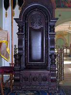 Трон с арочной сенью резной с кожаным сиденьем.