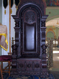Трон с арочной сенью резной с кожаным сиденьем.