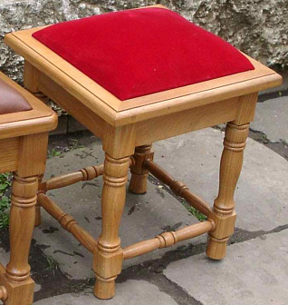 Пуфик с бархатом.