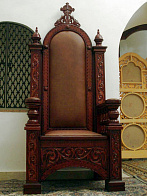 Трон с кожаной спинкой.