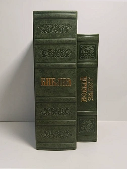 Подарочный набор книг в кожаном переплете: Библия 03.10 и Новый Завет 07.17 зеленый Подарочный набор книг в кожаном переплете: Библия 03.10 и Новый Завет 07.17 зеленый